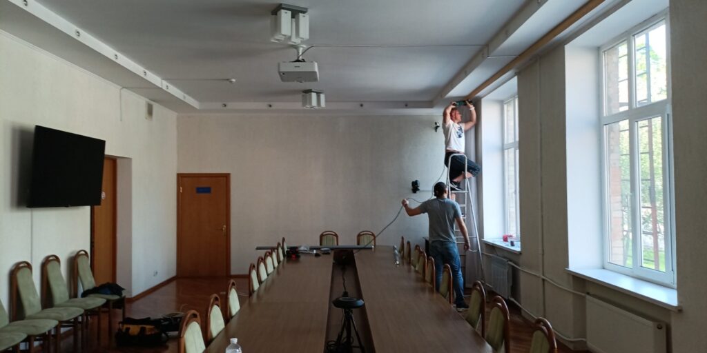 монтаж ролет в аудіторіі