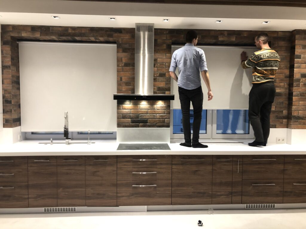 монтаж ролет з електроприводом